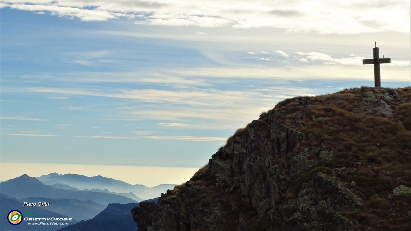 61 Vista sulla croce del Mincucco-torrione roccioso (1832 m).JPG